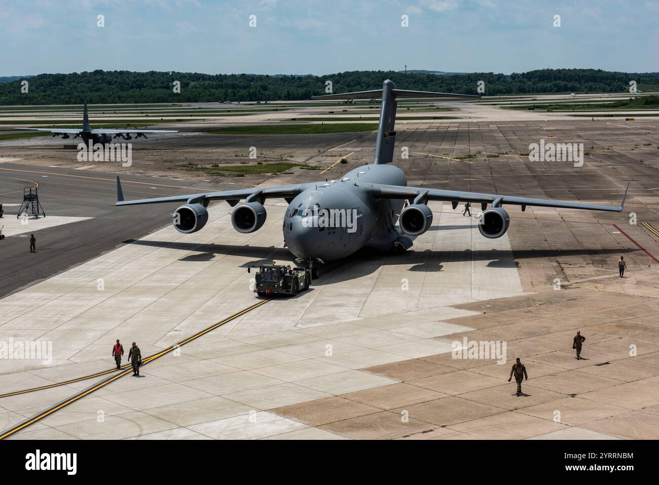 Die der 911. Maintenance Group zugeordneten Flieger schleppen den ersten C-17 Globemaster III in den neuen zwei-Bay-Hangar am Pittsburgh International Airport Stockfoto