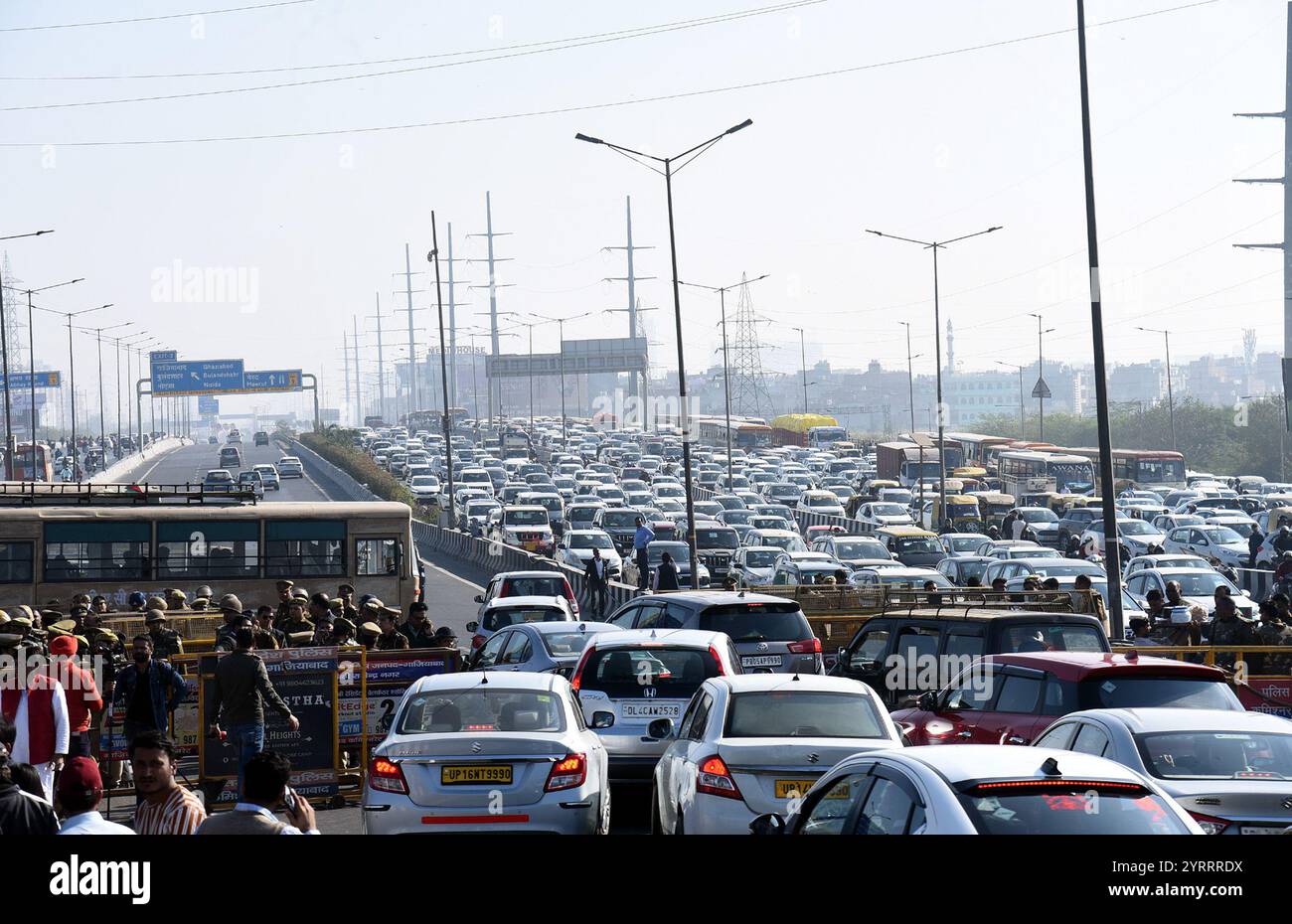 GHAZIABAD, INDIEN – 4. DEZEMBER: Stau auf der NH 9 in Ghazipur aufgrund der von der Polizei eingeführten Barrikaden, die Rahul Gandhi und Priynaka Gandhi auf dem Weg nach Sambhal am 4. Dezember 2024 in Ghaziabad, Indien, stoppen sollten. Eine Kongressdelegation unter der Leitung von Rahul Gandhi plante einen Besuch im von Gewalt betroffenen Sambhal, wo am 24. November Gewalt ausbrach, weil eine Moschee von einem Gericht untersucht wurde. In Sambhal gibt es Verbote, einschließlich eines Verbots für die Einreise von Außenstehenden. (Foto: Sakib Ali/Hindustan Times/SIPA USA) Stockfoto