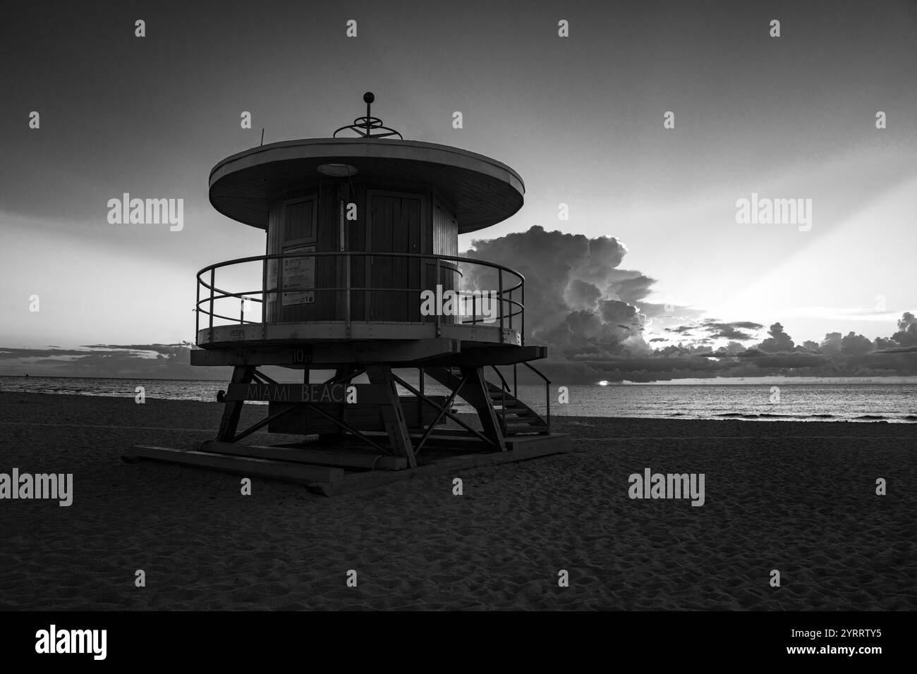 APRIL 2022, SOUTH MIAMI BEACH, FL., USA - Sonnenaufgang am Miami Beach mit Rettungsschwimmerstand in Silhouette Stockfoto