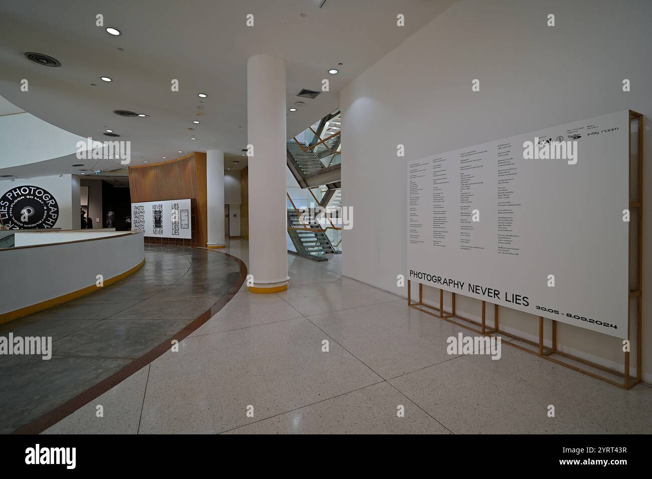 Eine Fotoausstellung in der Hauptgalerie im 8. Stock des Bangkok Art & Culture Centre (BACC), dem führenden Veranstaltungsort für zeitgenössische Kunst der thailändischen Hauptstadt Stockfoto