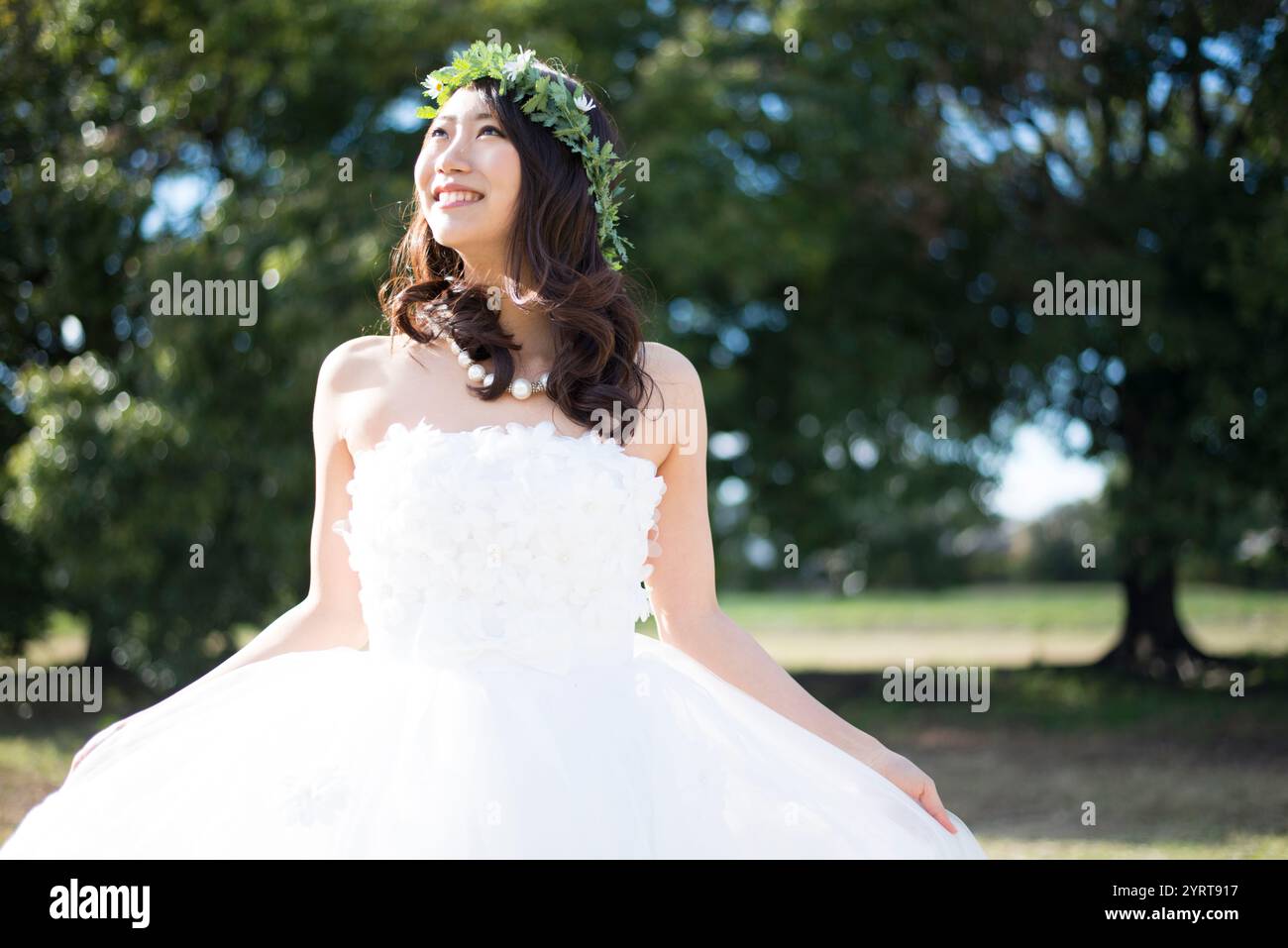 Eine Frau in einem Hochzeitskleid, die ihr Kleid ausbreitet Stockfoto