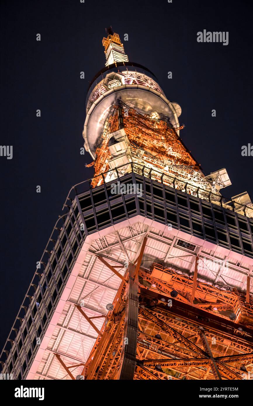 Das markante Stahlgitter des Tokyo Tower leuchtet nachts auf Stockfoto