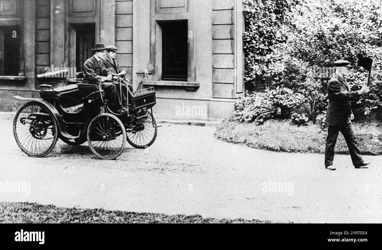 Charles Rolls fährt einen Peugeot 1896. Stockfoto