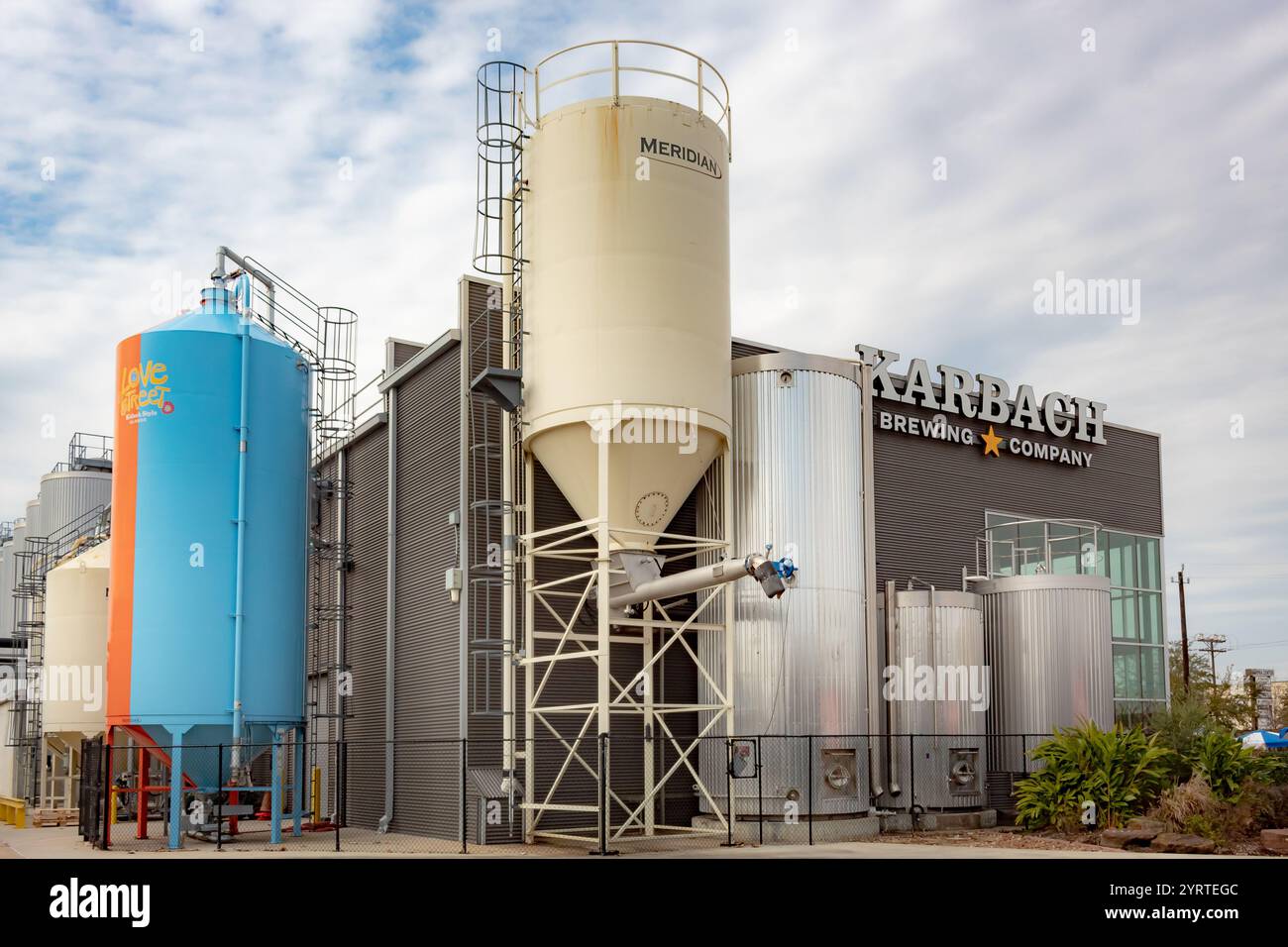 Brauerei Karbach und taphouse für Biergarten. Foto in Houston Texas an einem bewölkten Tag Stockfoto