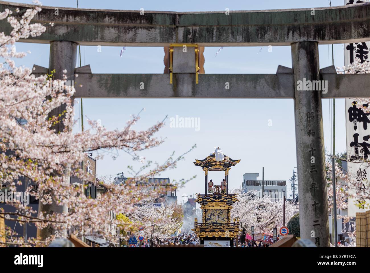 Inuyama Festival Kirschblüte und schwimmt vom großen Torii-Tor des Haritsuna-Schreins Stockfoto