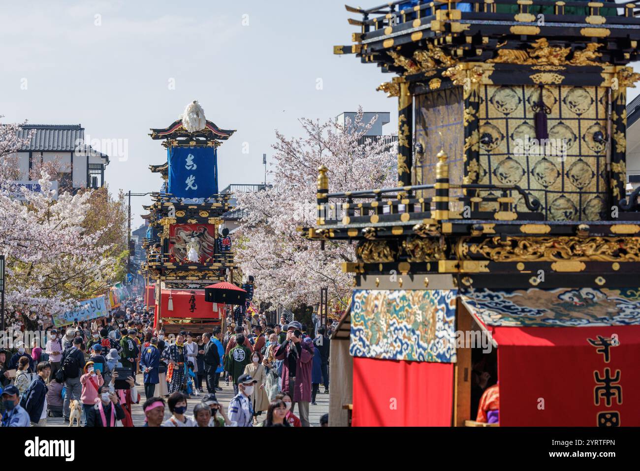 Inuyama Festival Hongaku Festival der Wagen fährt vom großen Torii-Tor des Haritsuna-Schreins in Richtung des Platzes vor der Burg Inuyama Stockfoto