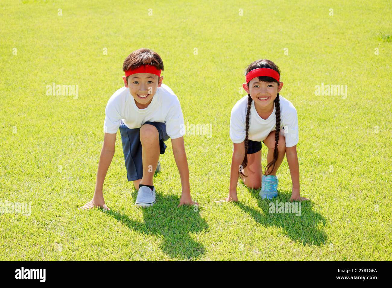 Kinder, die auf den Start in Turnkleidung warten Stockfoto