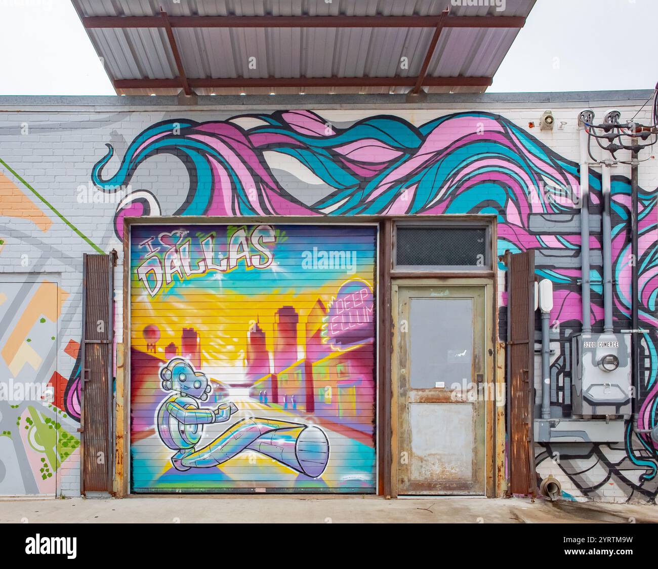 Farbenfrohe blaue und violette städtische Kunstwerke an einem Gebäude. Foto gemacht im Deep Ellum in der Innenstadt von Dallas, Texas Stockfoto