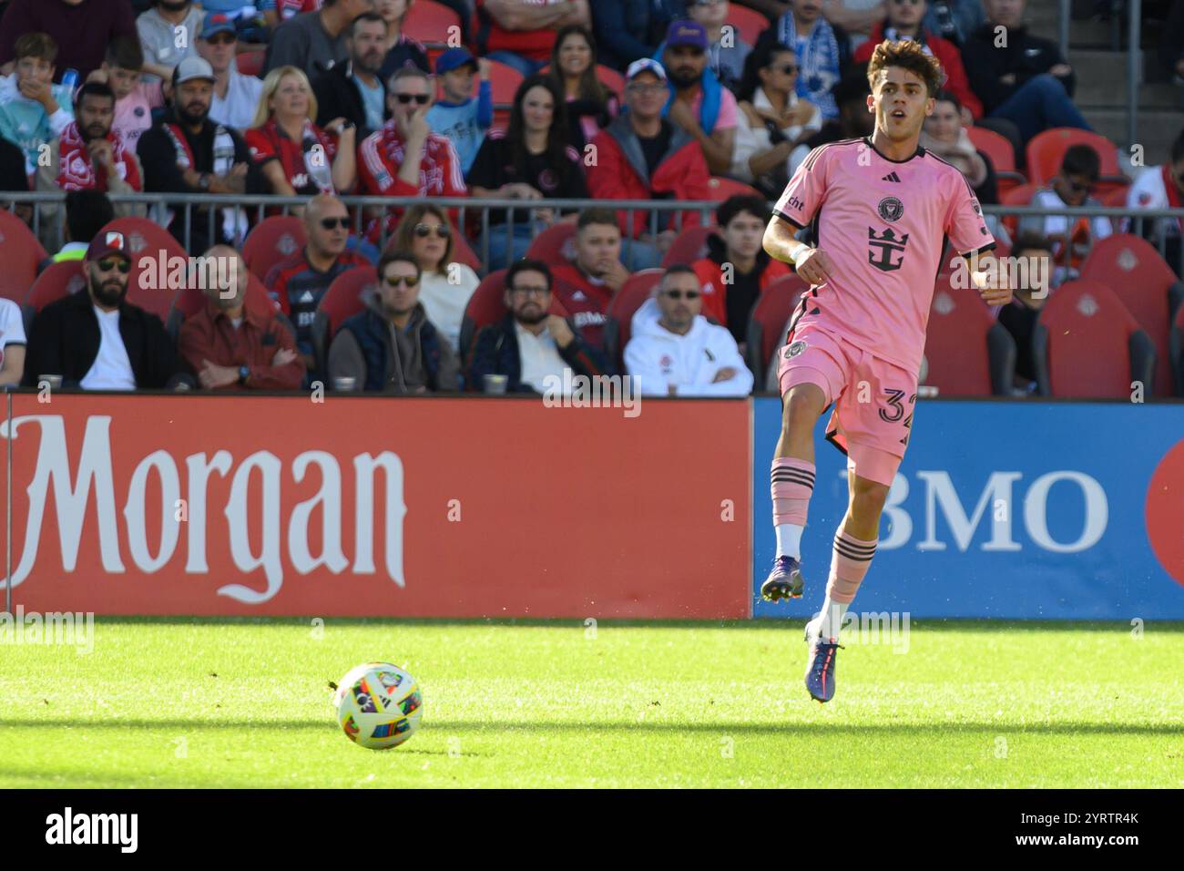 Toronto, ON, Kanada - 5. Oktober 2024: Noah Allen #32 Verteidiger des Inter Miami FC mit dem Ball 2024 MLS reguläres Saisonspiel zwischen Toronto FC ( Stockfoto