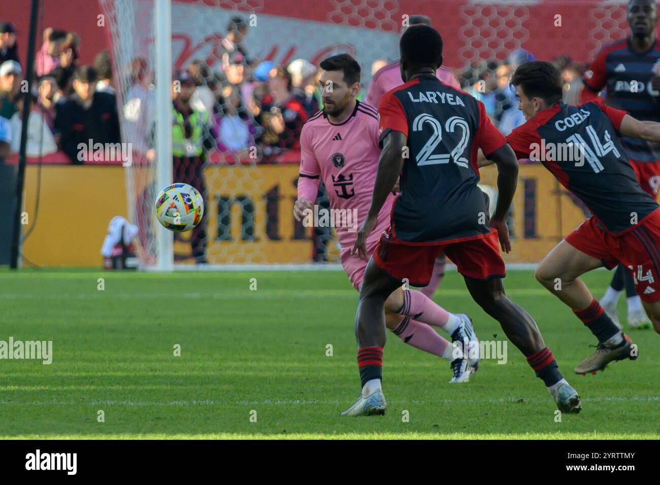 Toronto, ON, Kanada - 5. Oktober 2024: Lionel Messi #10 des Inter Miami FC mutiert mit dem Ball während des regulären Saisonspiels 2024 der MLS zwischen Toronto Stockfoto