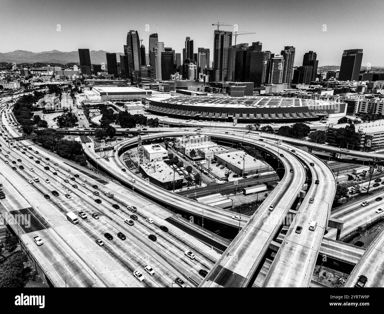 6. JUNI 2022, LOS ANGELES, CA., USA - Luftaufnahme der Freeways und der Innenstadt von Los Angeles mit Convention Center im Vordergrund - 110 Harbor Freeway Stockfoto