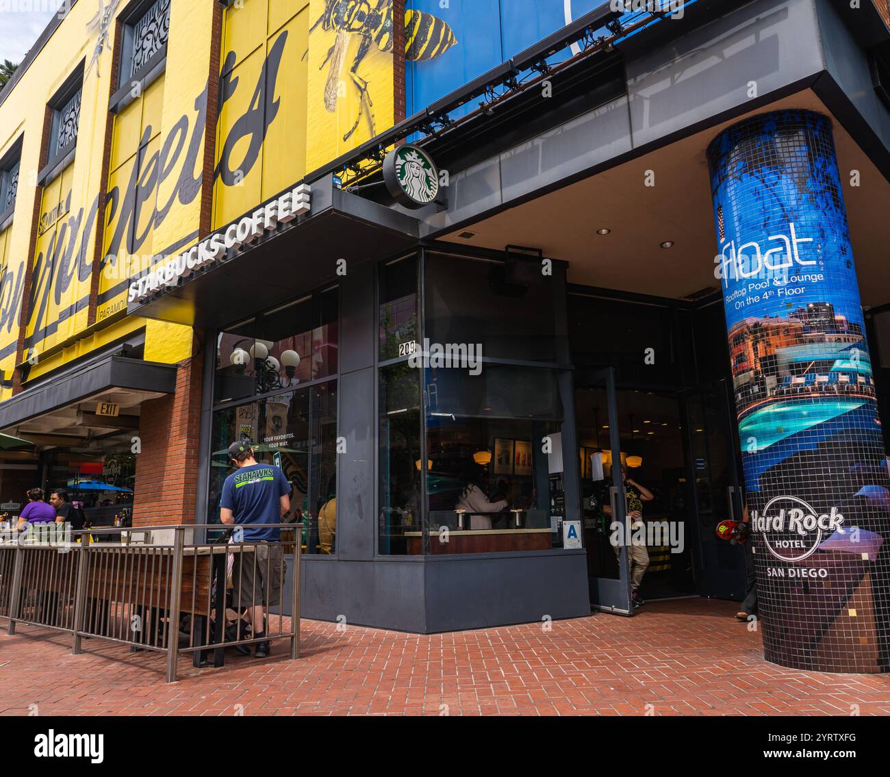 Fassade eines Starbucks Coffee Stores im Gaslamp Quarter. Stockfoto