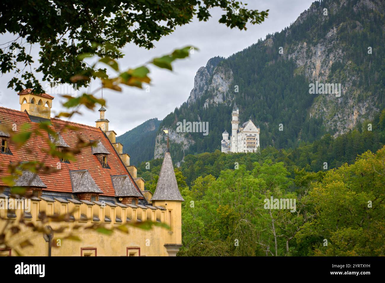 Schloss Neuschwanstein von Schloss Hohenschwangau Deutschland. Schloss Neuschwanstein von unten gesehen auf Schloss Hohenschwangau Füssen, Deutschland. Stockfoto