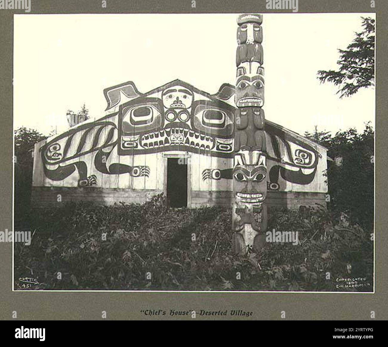 Häuptling bemaltes Haus mit Totempfahl, verlassenes Tlingit-Indianerdorf, Cape Fox, Alaska, Juli 1899 (HARRIMAN 242). Stockfoto