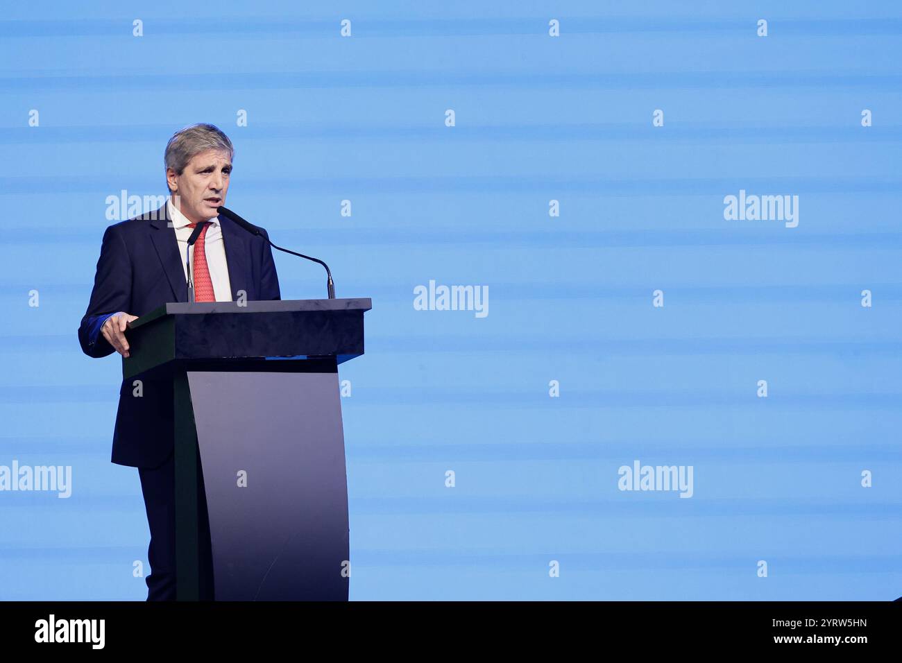 Buenos Aires, Argentinien - 4. Dezember 2024: Luis Caputo, argentinischer Wirtschaftsminister, spricht vor Attemdees in der Konservativen Politischen Aktionskonferenz (CPAC), debütierte in Argentinien und vereinte prominente konservative Persönlichkeiten wie Lara Trump, Eduardo Bolsonaro und Präsident Javier Milei, die die Schlussrede hielten. Die Konferenz hob gemeinsame libertäre und konservative Werte hervor und betonte wirtschaftliche Freiheit und individuelle Rechte, da Argentinien die Veranstaltung zum ersten Mal ausrichtet. (Foto der UNAR-AGENTUR) Stockfoto