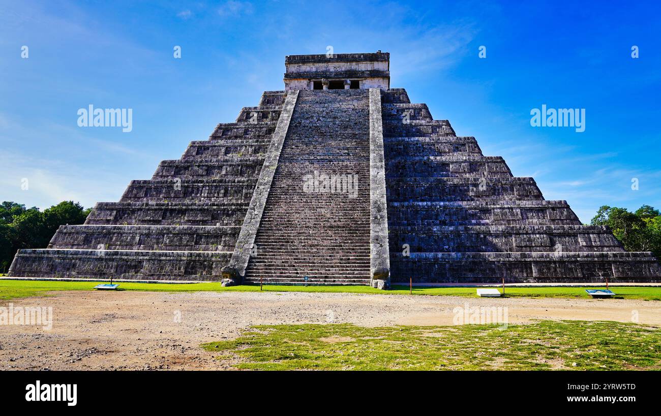 Blick nach Norden auf die prächtige Tempelpyramide von Kukulcan, El Castillo, modernes Wunder und Höhepunkt der Maya-Architektur in Chichen Itza, Mexiko Stockfoto