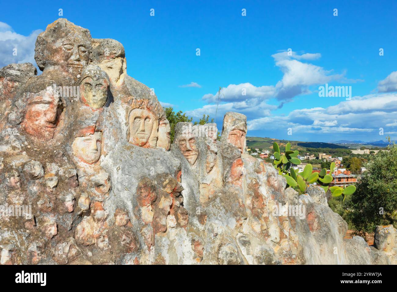 In Felsen gehauene Köpfe in Enchanted Castle, Sciacca, Agrigento, Sizilien, Italien Stockfoto