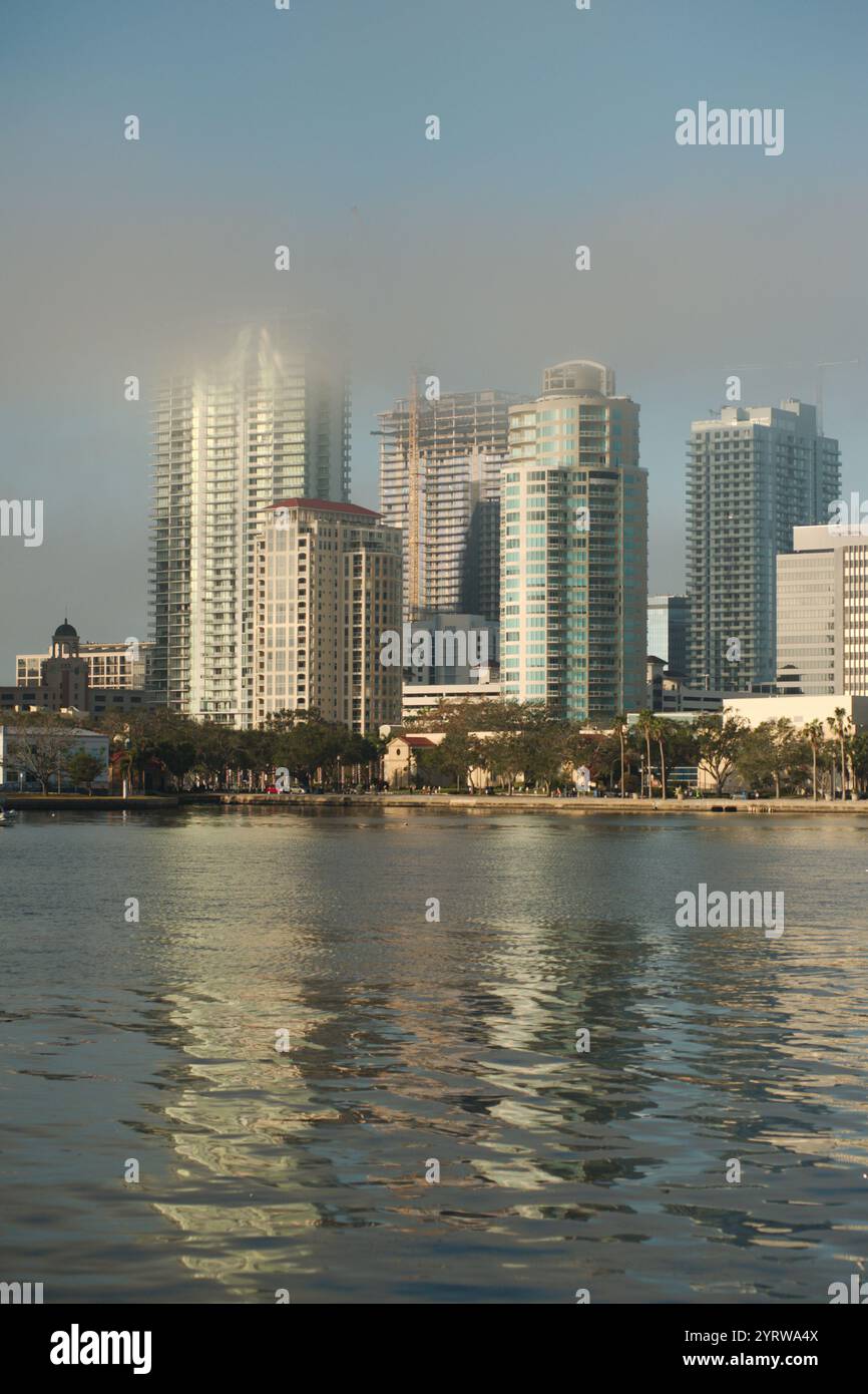 Blick auf SW über die Vinoy Yacht Basin Marina in St. Petersburg, FL. Am frühen Morgen erhebt sich leichter Nebel an sonnigen Tagen mit Reflexionen. Boote und Gebäude Stockfoto