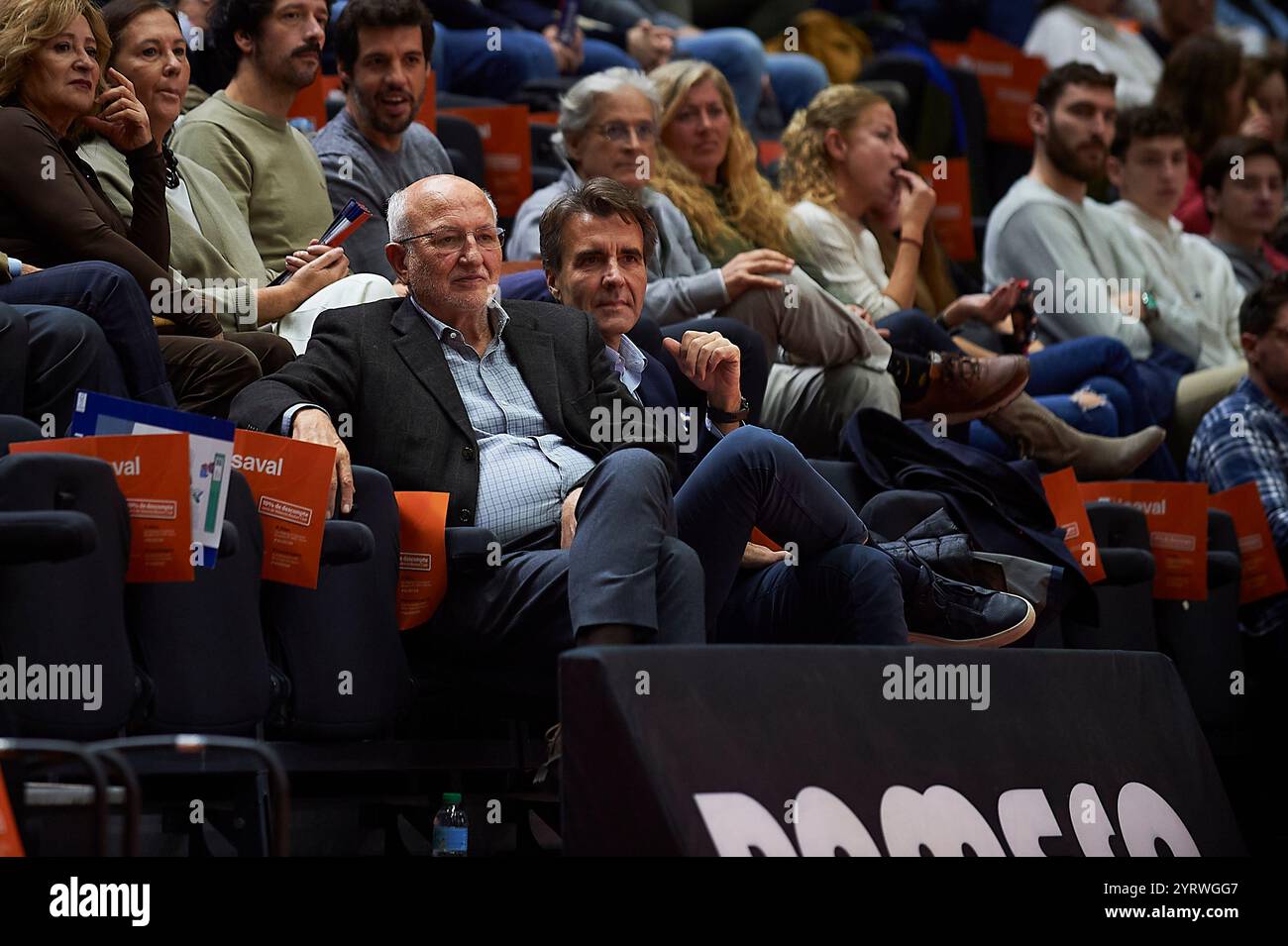 Valencia, Spanien. Dezember 2024. Juan Roig (L), Besitzer des Valencia Basket, der während der regulären Saison des BKT EuroCup in der Runde 10 zwischen Valencia Basket und Hapoel Jerusalem B.C. im Pabellon Fuente de San Luis (Valencia) im Einsatz war. Ergebnis: Valencia Basket 96:83 Hapoel Jerusalem B.C. Credit: SOPA Images Limited/Alamy Live News Stockfoto