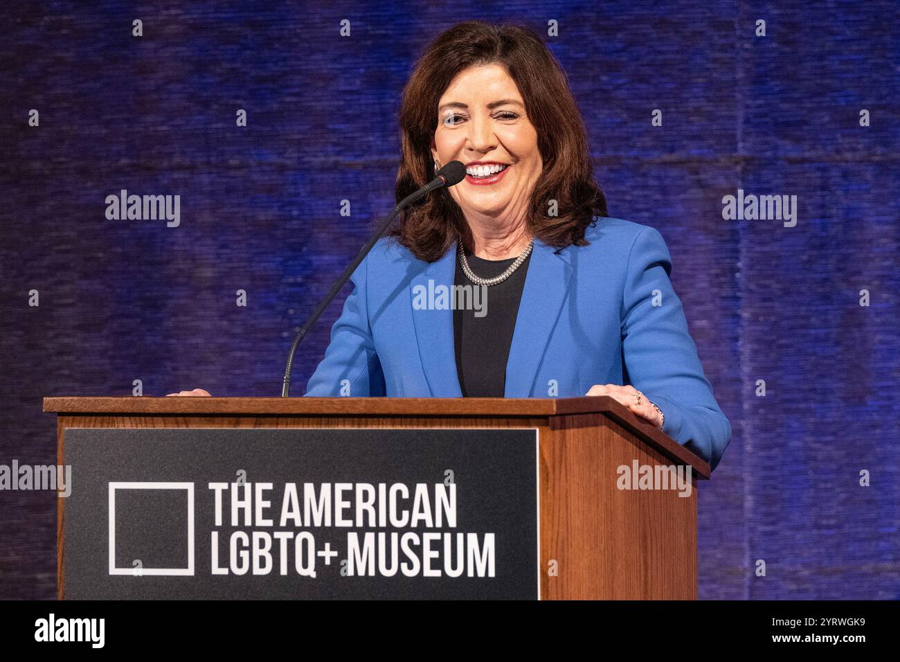 Gouverneur Kathy Hochul spricht während des Spatenstichs für das American LGBTQ+ Museum in der New York Historical Society am 3. Dezember 2024. Während der Zeremonie wurde ein Ziegelstein von der ursprünglichen Fassade des Stonewall Inn gespendet, wo Unruhen im Juni 1969 die LGBTQ+-Rechtebewegung angeheizt haben. Stockfoto