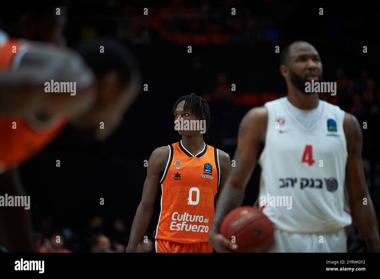 Valencia, Spanien. Dezember 2024. Brancou Badio (C) von Valencia Basket in Aktion während der regulären Saison des BKT EuroCup Runde 10 zwischen Valencia Basket und Hapoel Jerusalem B.C. in Pabellon Fuente de San Luis (Valencia). Ergebnis: Valencia Basket 96:83 Hapoel Jerusalem B.C. Credit: SOPA Images Limited/Alamy Live News Stockfoto