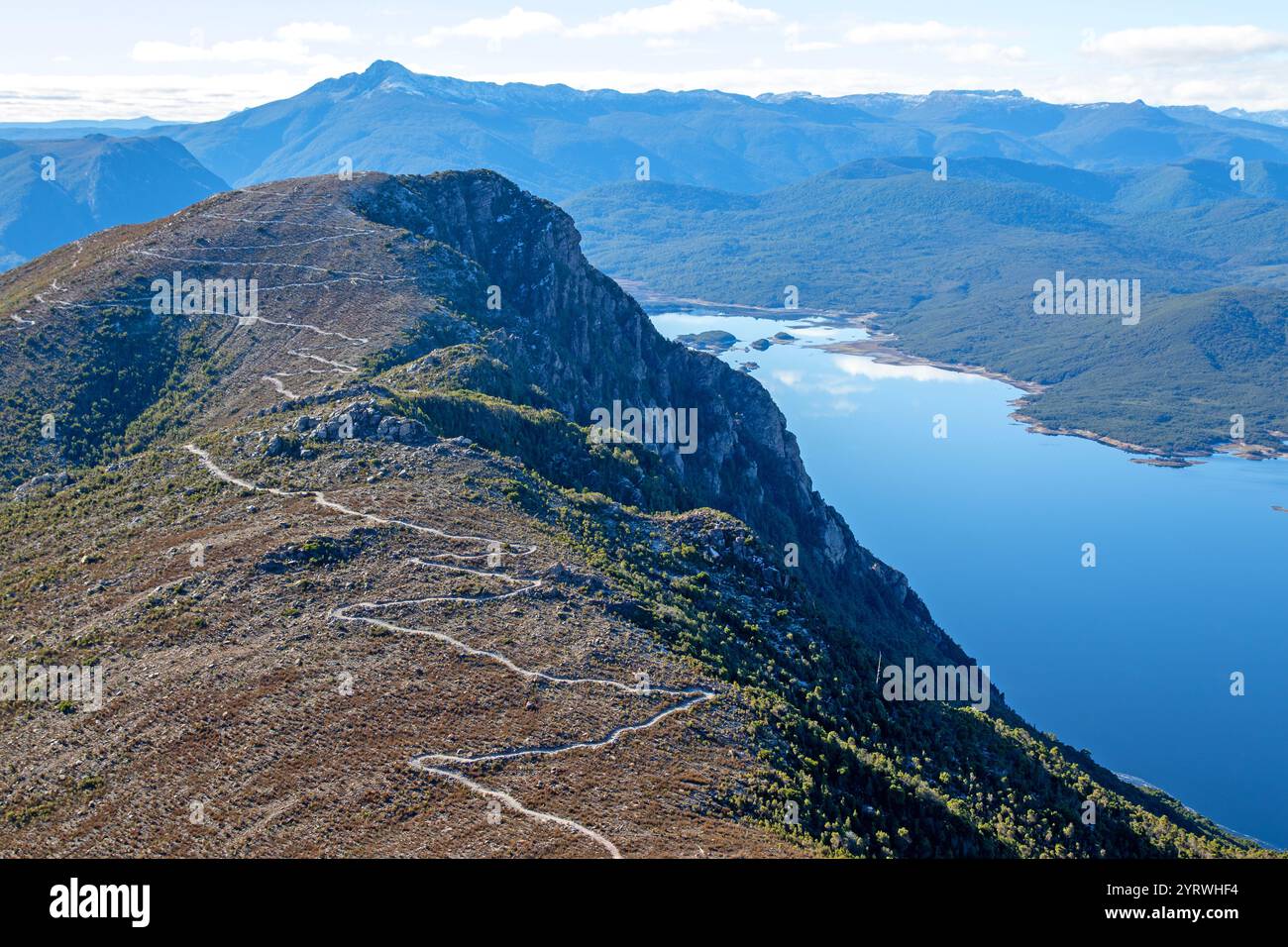 Mountainbike-Trail auf dem Mt Owen oberhalb des Lake Burbury Stockfoto