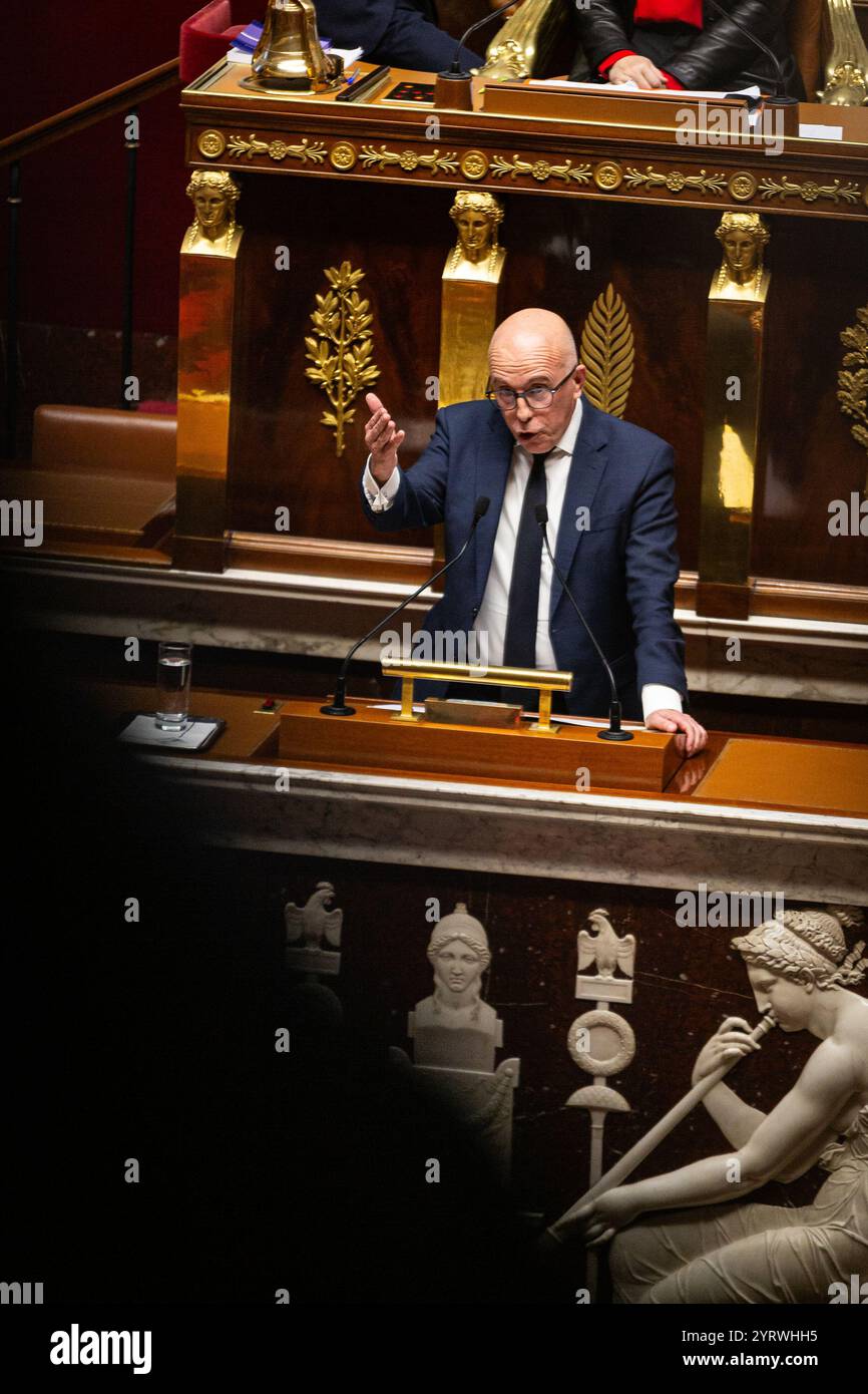 Paris, Frankreich, 12.04.2024, spricht Eric Ciotti, Vorsitzender der UDR-Fraktion, früher die rechte Fraktion, während der Diskussion über den Mißtrauensantrag in der Nationalversammlung. Die französische Nationalversammlung hat einen Mißtrauensantrag gegen Premierminister Michel Barnier angenommen und ihn nach nur drei Monaten im Amt entlassen. Der Antrag wurde von der linken Nouveau Front Populaire Koalition und der rechtsextremen Partei Rassemblement National unterstützt und sicherte 331 Stimmen dafür. Dies ist ein bedeutender politischer Wandel, da die Versammlung den Regierungschef absetzt. Stockfoto