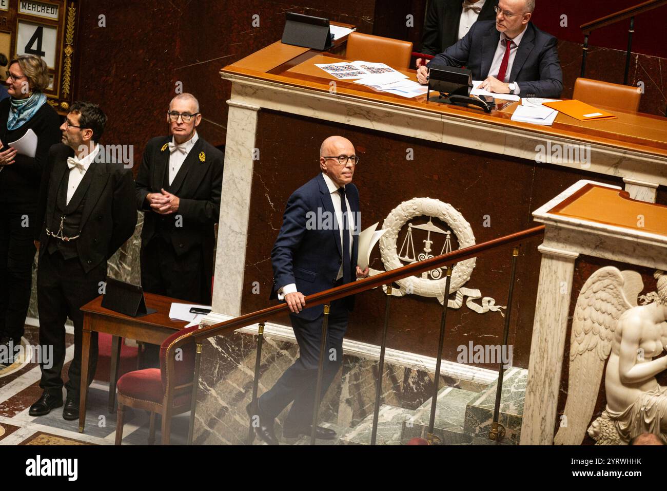 Paris, Frankreich, 12.04.2024, spricht Eric Ciotti, Vorsitzender der UDR-Fraktion, früher die rechte Fraktion, während der Diskussion über den Mißtrauensantrag in der Nationalversammlung. Die französische Nationalversammlung hat einen Mißtrauensantrag gegen Premierminister Michel Barnier angenommen und ihn nach nur drei Monaten im Amt entlassen. Der Antrag wurde von der linken Nouveau Front Populaire Koalition und der rechtsextremen Partei Rassemblement National unterstützt und sicherte 331 Stimmen dafür. Dies ist ein bedeutender politischer Wandel, da die Versammlung den Regierungschef absetzt. Stockfoto