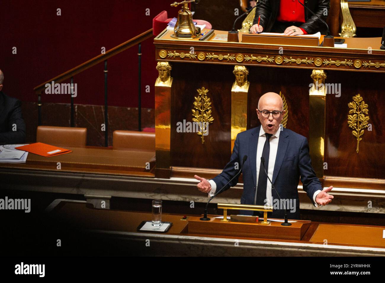 Paris, Frankreich, 12.04.2024, spricht Eric Ciotti, Vorsitzender der UDR-Fraktion, früher die rechte Fraktion, während der Diskussion über den Mißtrauensantrag in der Nationalversammlung. Die französische Nationalversammlung hat einen Mißtrauensantrag gegen Premierminister Michel Barnier angenommen und ihn nach nur drei Monaten im Amt entlassen. Der Antrag wurde von der linken Nouveau Front Populaire Koalition und der rechtsextremen Partei Rassemblement National unterstützt und sicherte 331 Stimmen dafür. Dies ist ein bedeutender politischer Wandel, da die Versammlung den Regierungschef absetzt. Stockfoto