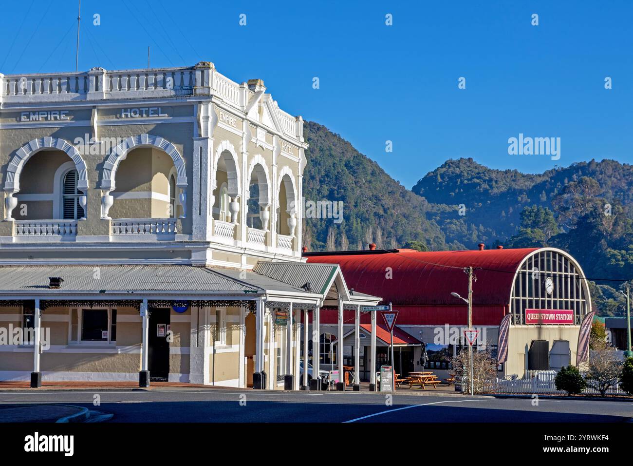 Das Empire Hotel und der Bahnhof Queenstown Stockfoto