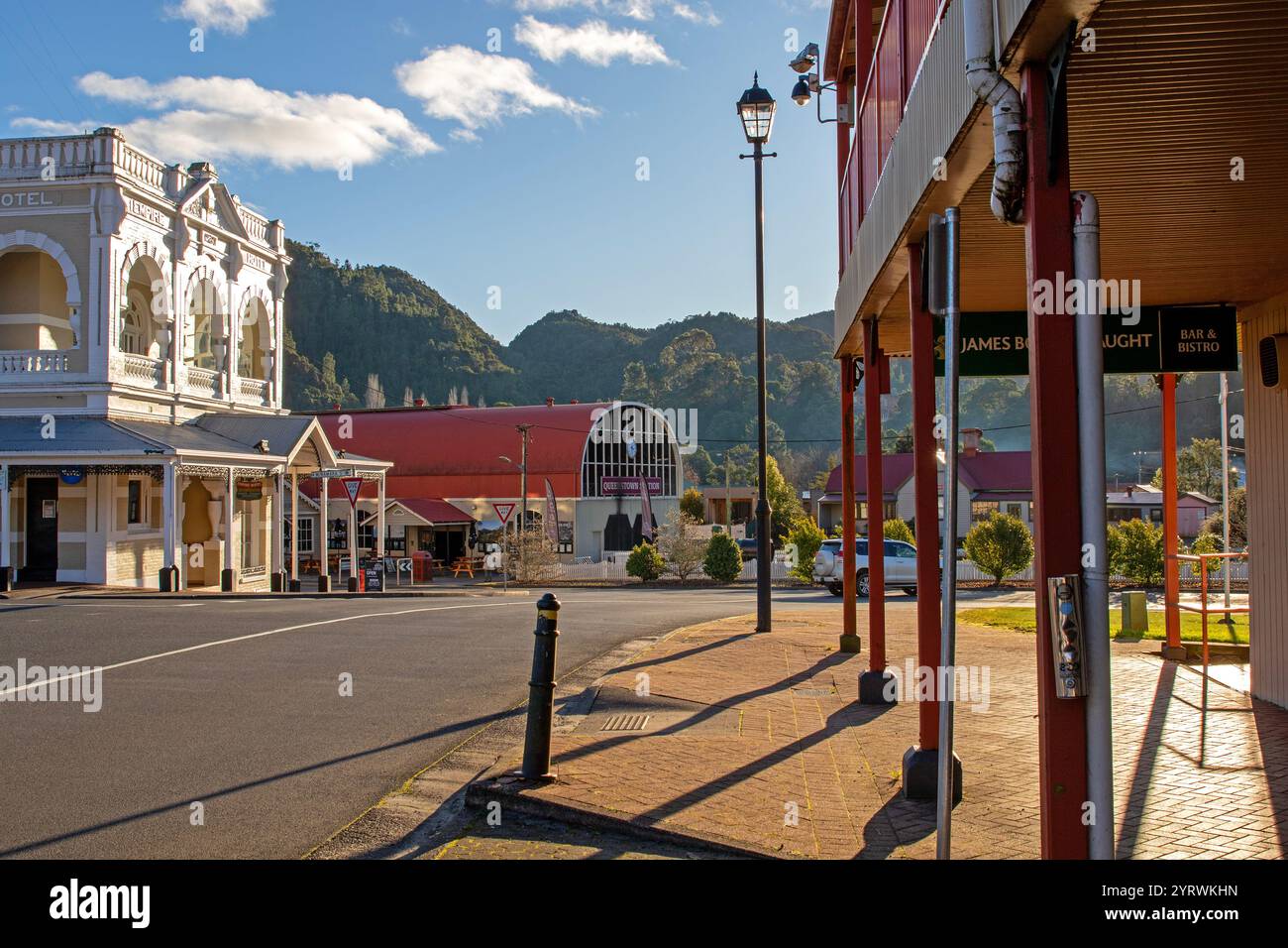 Das Empire Hotel und der Bahnhof in Queenstown, Tasmanien Stockfoto