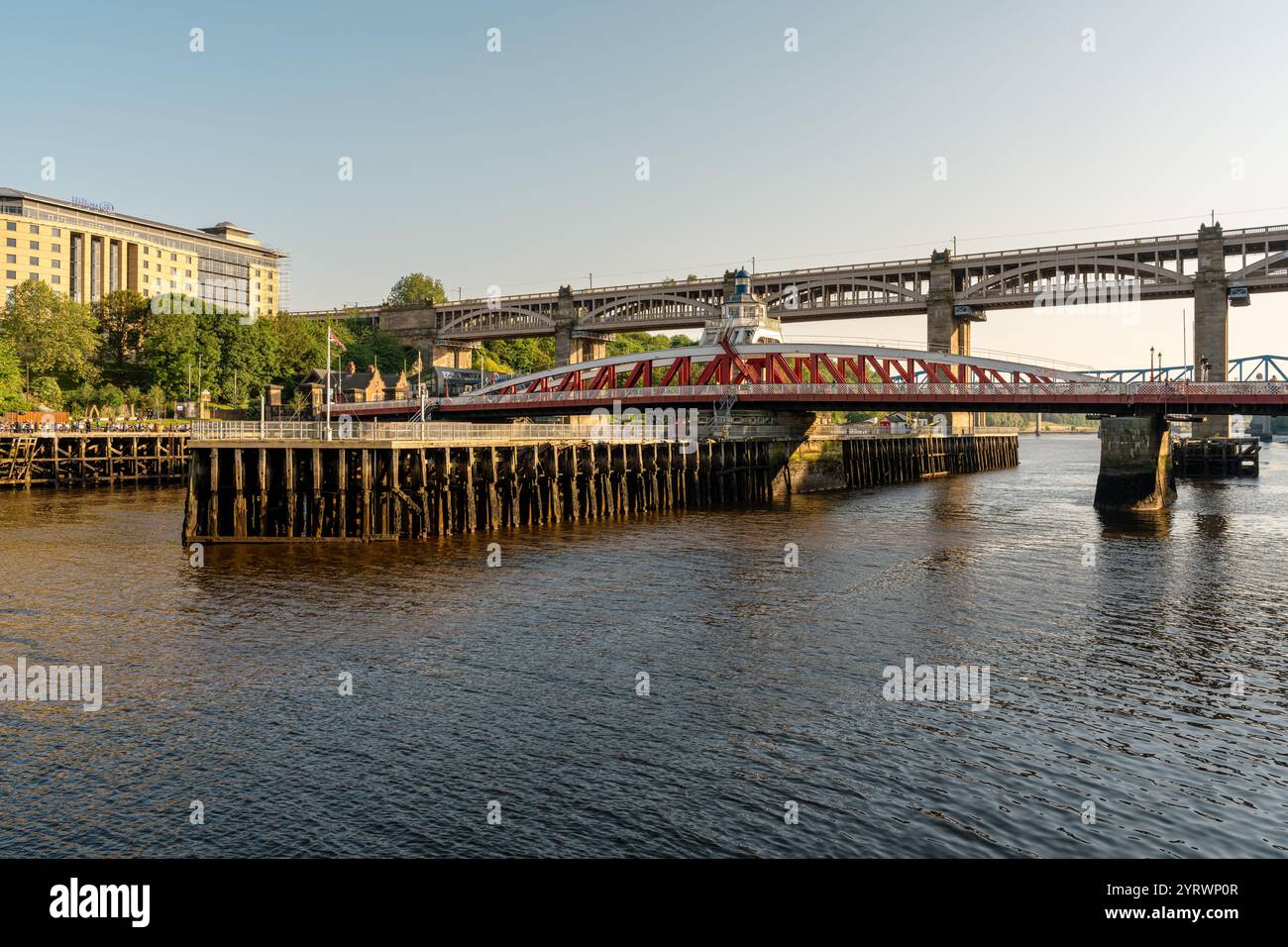 Newcastle upon Tyne, Tyne and Wear, England, Großbritannien – 13. Juni 2023: Der Fluss Tyne, die Swing Bridge und die High Level Bridge Stockfoto
