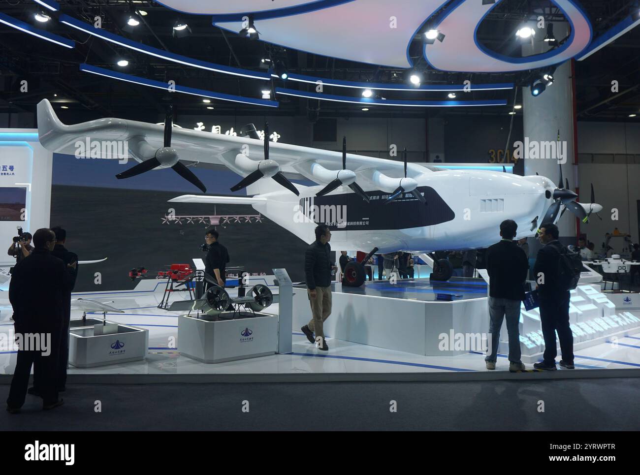 Auf der Zhejiang International Intelligent Transportation Industry Expo sehen Besucher die weltweit erste Super-Hybrid-Frachtdrohne „Tianmushan III“ Stockfoto