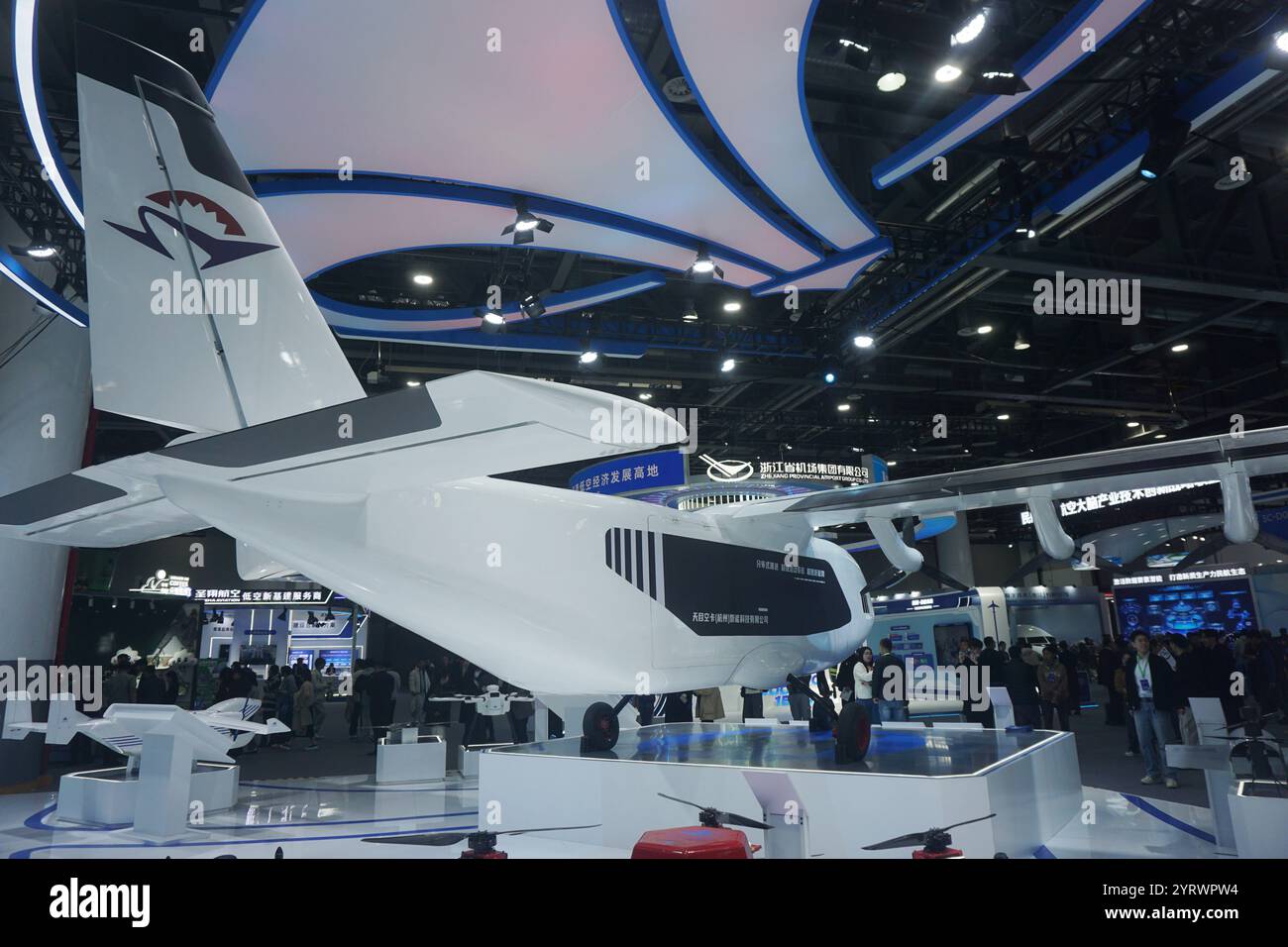 Auf der Zhejiang International Intelligent Transportation Industry Expo sehen Besucher die weltweit erste Super-Hybrid-Frachtdrohne „Tianmushan III“ Stockfoto