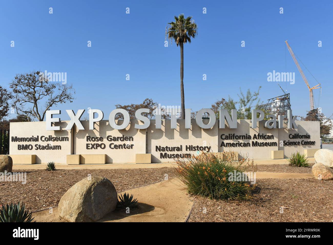 LOS ANGELES, KALIFORNIEN - 4. DEC 2024: Schild am Exposition Park mit BMO Stadium, Memorial Coliseum, Natural History Museum, Science Center und A Stockfoto