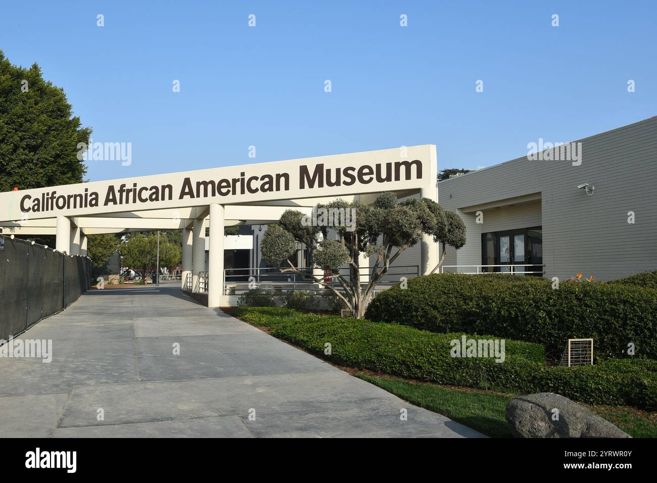 LOS ANGELES, KALIFORNIEN - 4. Dezember 2024: Das California African-American Museum in Exposition Park. Stockfoto