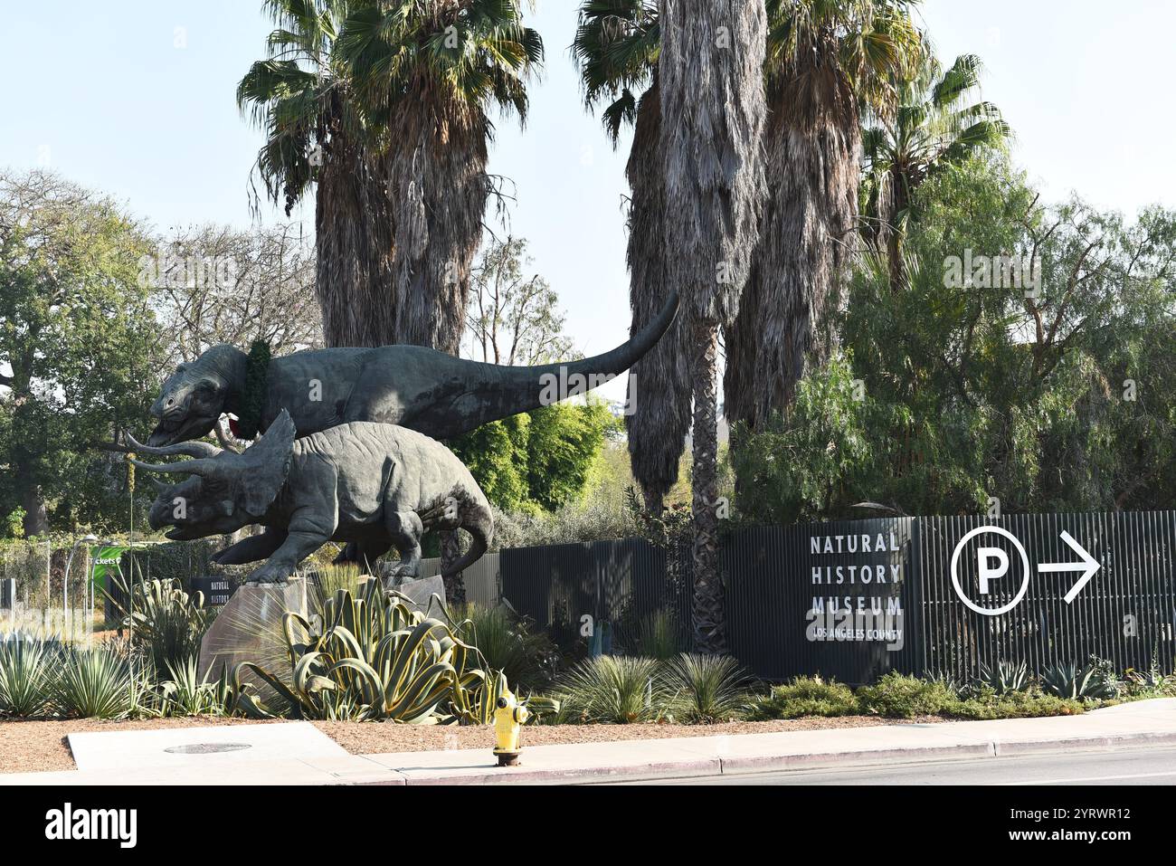 LOS ANGELES, KALIFORNIEN - 4. Dezember 2024: Schild und Dinosaurierstatuen im Museum of Natural History im Exposition Park. Stockfoto