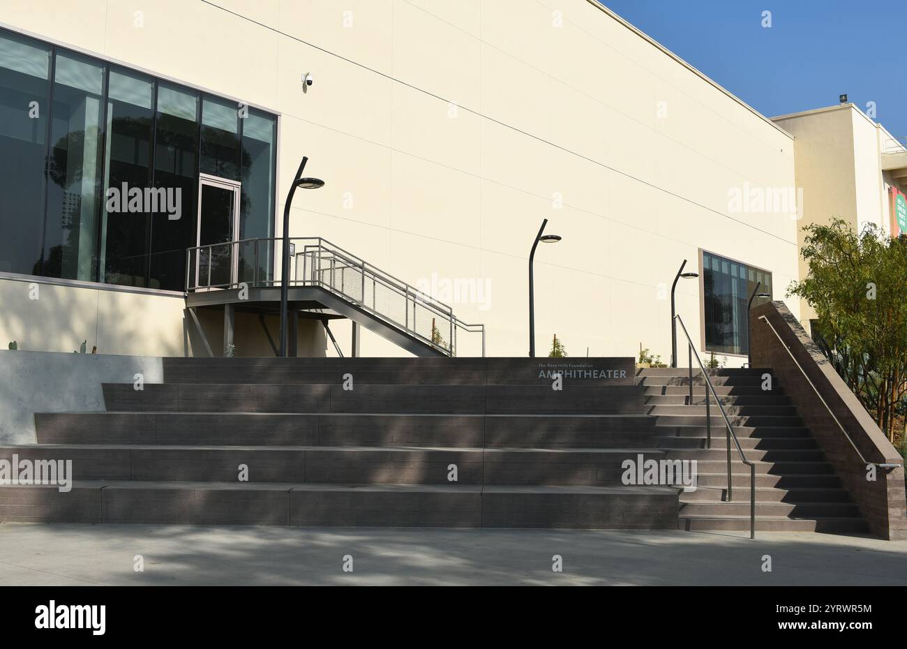 LOS ANGELES, KALIFORNIEN - 4. Dezember 2024: Das Rose Hills Foundation Amphitheater im Natural History Museum im Exposition Park. Stockfoto