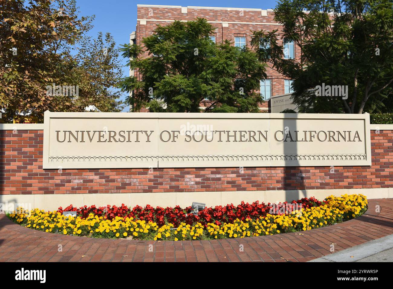 LOS ANGELES, KALIFORNIEN - 4. Dezember 2024: Schild und Blumen am Eingang des Exposition Boulevard zur University of Southern California. Stockfoto