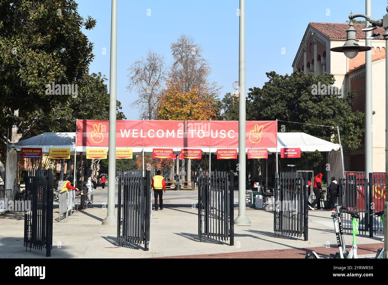 LOS ANGELES, KALIFORNIEN - 4. Dezember 2024: Exposition Boulevard Eingang zur University of Southern California. Stockfoto