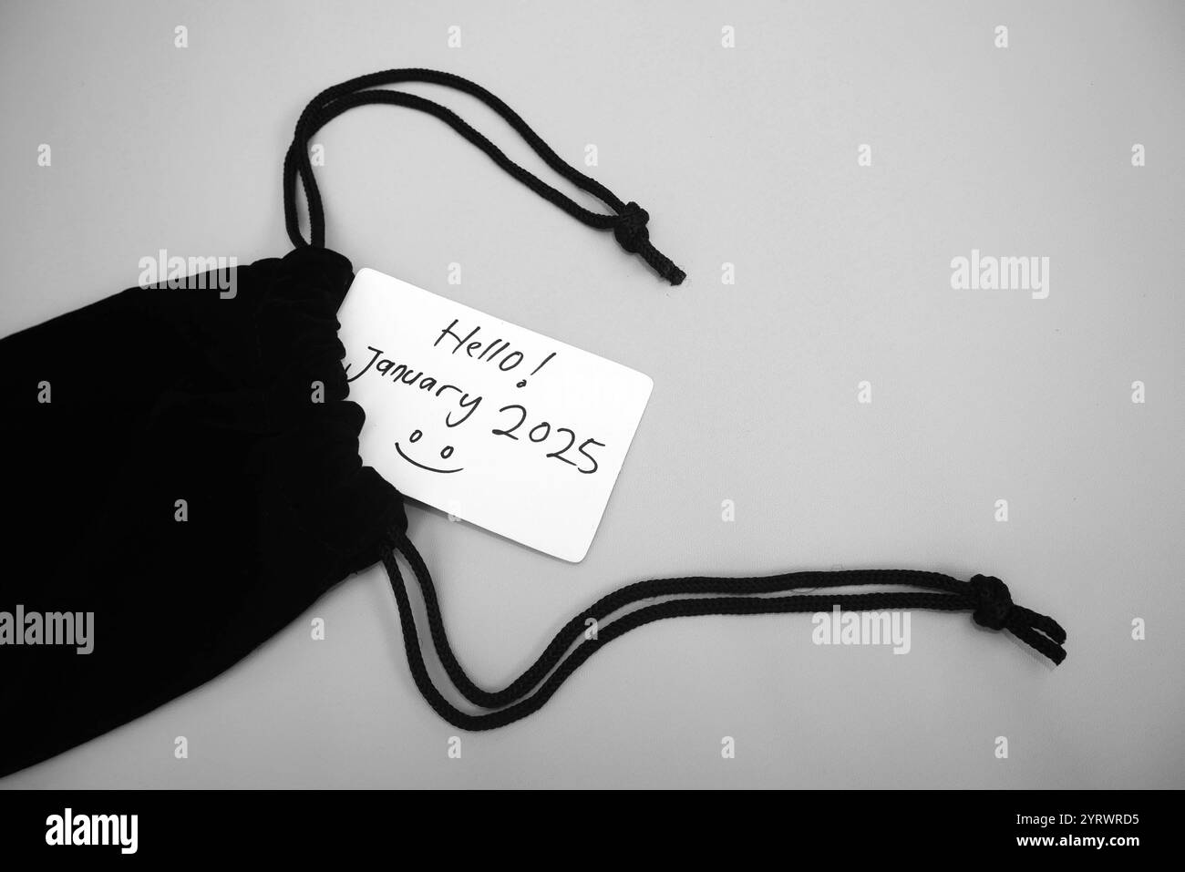 Eine handgeschriebene Karte mit der Aufschrift "Hallo Januar 2025" in einer schwarzen Tasche Stockfoto