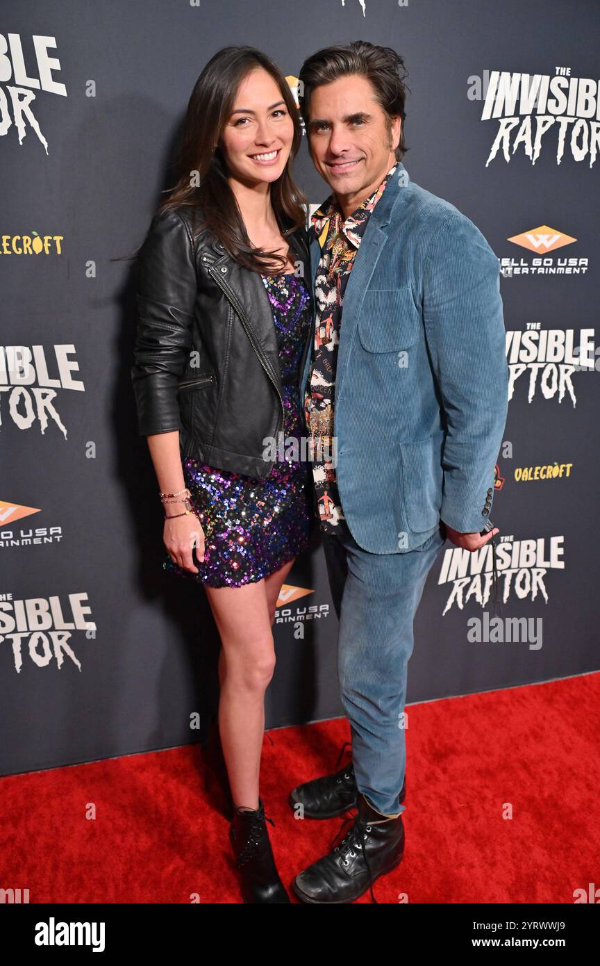 Los Angeles, USA – 4. Dezember 2024: John Stamos, Caitlin McHugh Stamos, nimmt an der Premiere des Films The Invisible Raptor Teil. Stockfoto