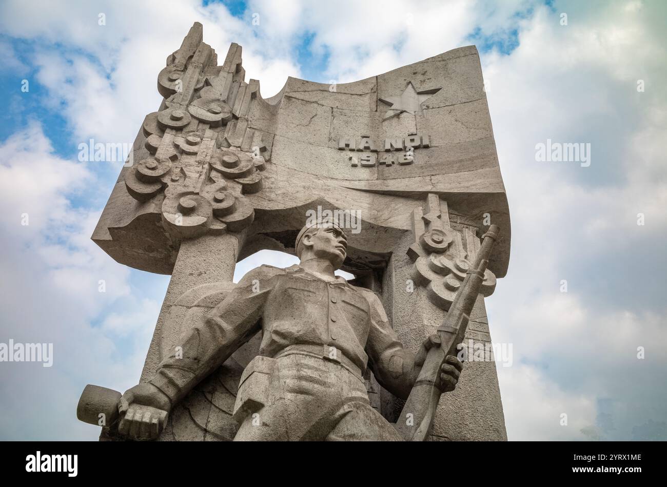 Die Rückseite der Statue des sozialistischen Realismus zum Gedenken an den Tag des Nationalen Widerstands 1946 gegen die französische Kolonialherrschaft im Van-Xuan-Blumengarten in Cent Stockfoto
