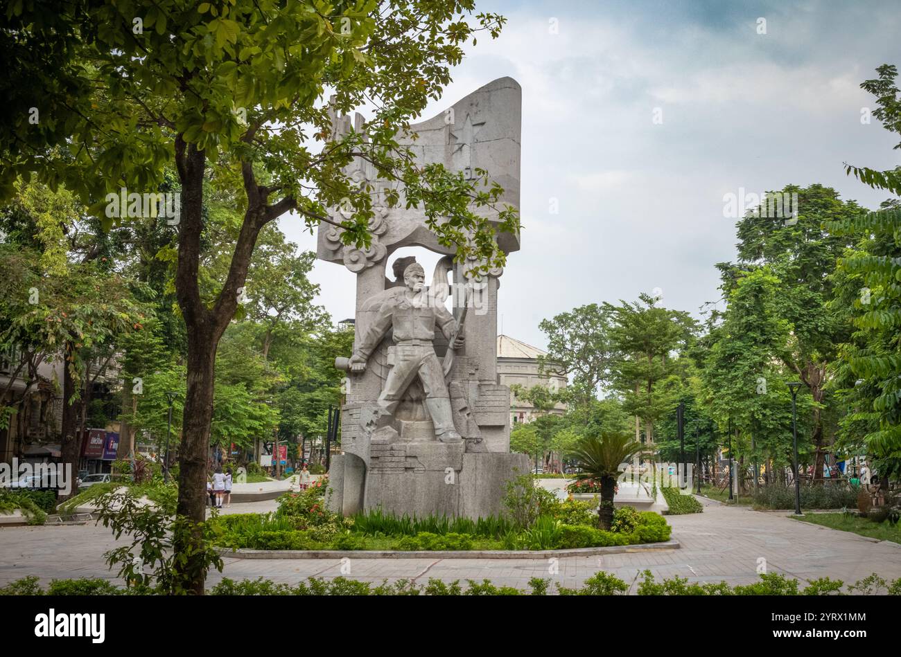 Die Rückseite der Statue des sozialistischen Realismus zum Gedenken an den Tag des Nationalen Widerstands 1946 gegen die französische Kolonialherrschaft im Van-Xuan-Blumengarten in Cent Stockfoto