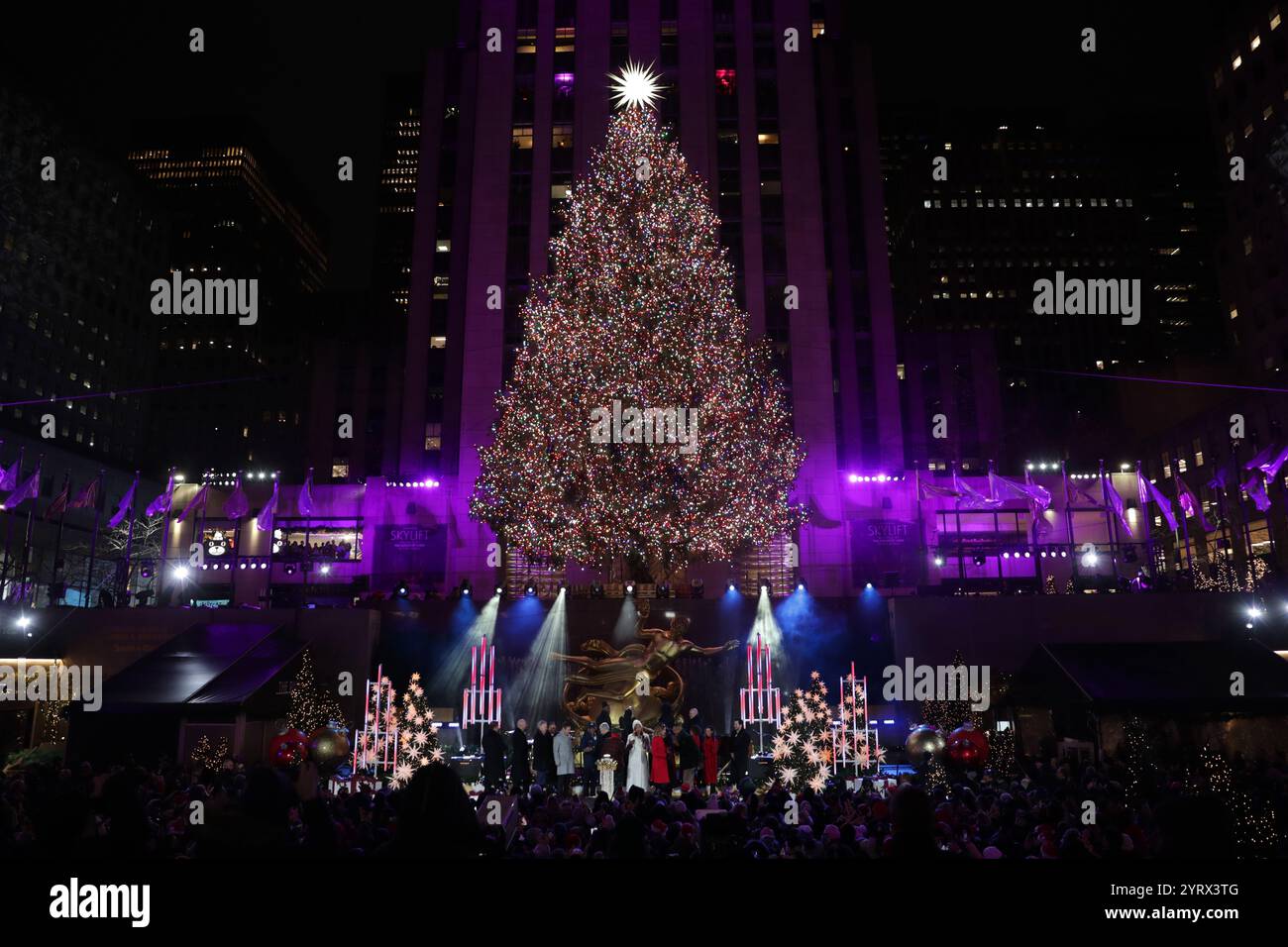 NEW YORK, NEW YORK - 04. DEZEMBER: Prominente und Gäste bewundern den glitzernden Weihnachtsbaum im Rockefeller Center 2024 bei der Rockefeller Center Tree Lighting Zeremonie am 4. Dezember 2024 in New York City. Die legendäre Veranstaltung läutet die Weihnachtszeit mit Pracht und festlichem Flair ein. (Foto: Giada Papini Rampelotto/EuropaNewswire) Stockfoto
