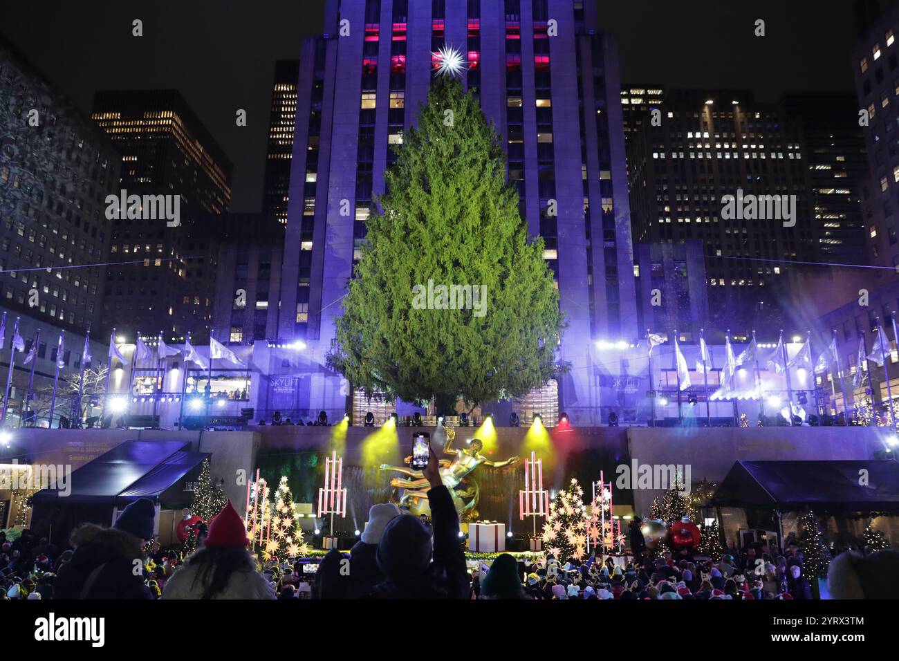 NEW YORK, NEW YORK - 04. DEZEMBER: Prominente und Gäste bewundern den glitzernden Weihnachtsbaum im Rockefeller Center 2024 bei der Rockefeller Center Tree Lighting Zeremonie am 4. Dezember 2024 in New York City. Die legendäre Veranstaltung läutet die Weihnachtszeit mit Pracht und festlichem Flair ein. (Foto: Giada Papini Rampelotto/EuropaNewswire) Stockfoto