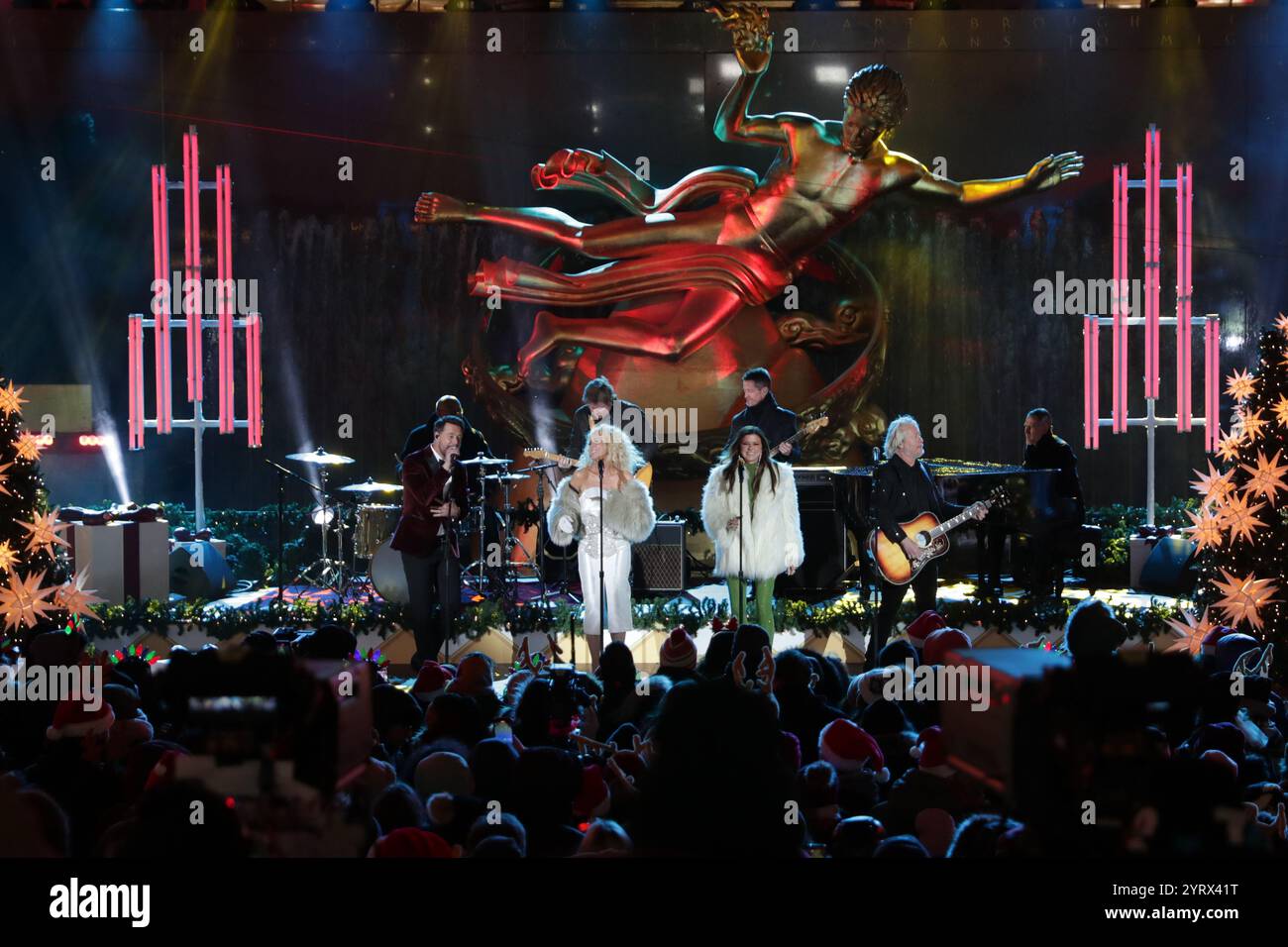 NEW YORK, NEW YORK - 4. DEZEMBER: (L-R) Jimi Westbrook, Kimberly Schlapman, Karen Fairchild und Phillip Sweet aus Little Big Town und Gäste bewundern den glitzernden Weihnachtsbaum im Rockefeller Center während der 2024 am 4. Dezember 2024 stattfindenden Rockefeller Center Tree Lighting Zeremonie in New York City. Die legendäre Veranstaltung läutet die Weihnachtszeit mit Pracht und festlichem Flair ein. (Foto: Giada Papini Rampelotto/EuropaNewswire) Stockfoto