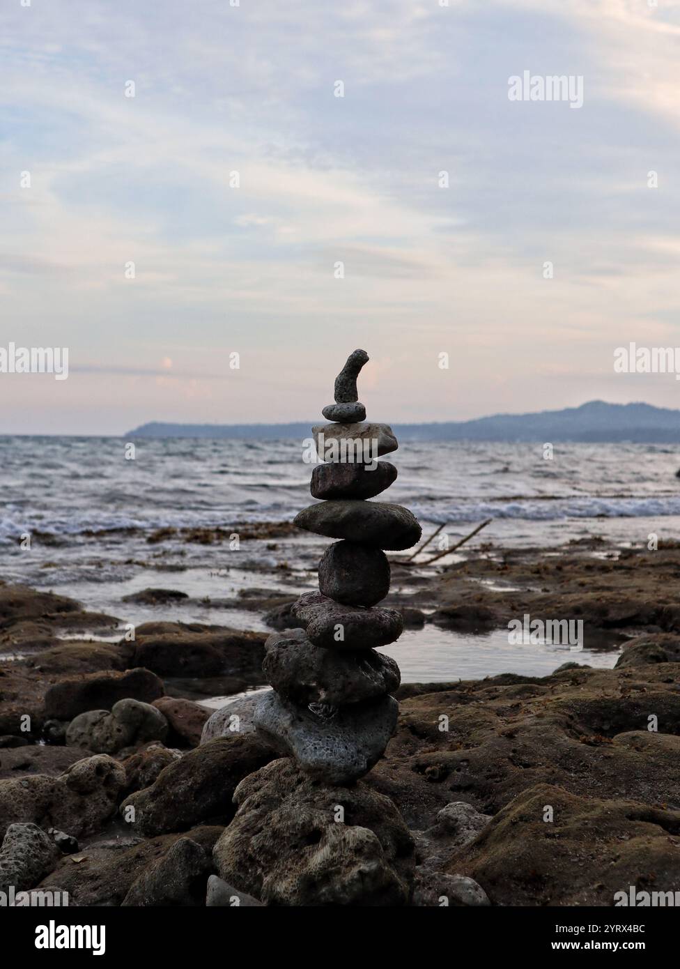 Balanced Harmony: Eine akribisch gestapelte Steinformation an Einer ruhigen Küstenküste, die Ruhe und Kunstfertigkeit der Natur verkörpert Stockfoto