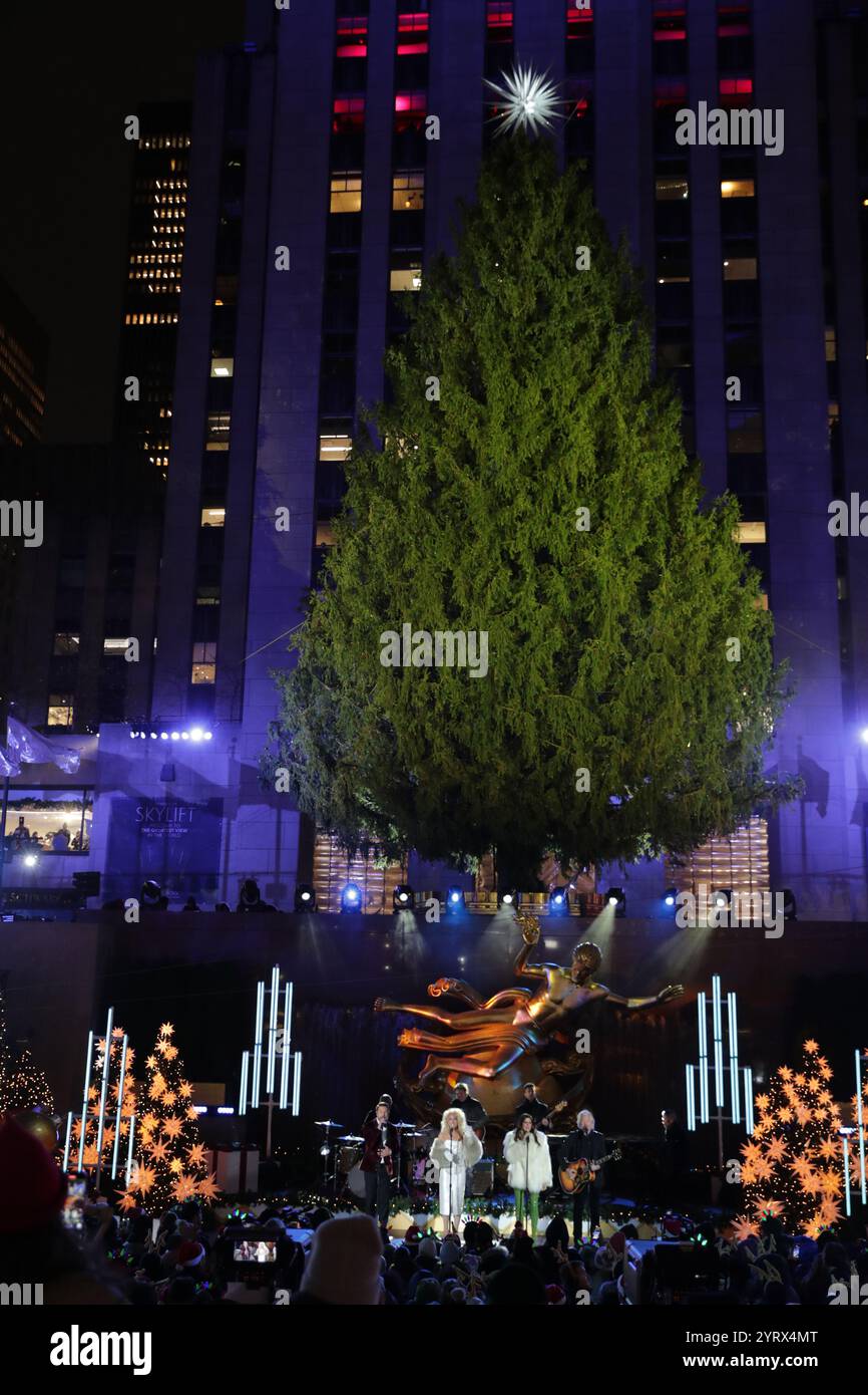 New York, USA. Dezember 2024. NEW YORK, NEW YORK - 04. DEZEMBER: Prominente und Gäste bewundern den glitzernden Weihnachtsbaum im Rockefeller Center 2024 bei der Rockefeller Center Tree Lighting Zeremonie am 4. Dezember 2024 in New York City. Die legendäre Veranstaltung läutet die Weihnachtszeit mit Pracht und festlichem Flair ein. (Foto: Giada Papini Rampelotto/EuropaNewswire/SIPA USA) Credit: SIPA USA/Alamy Live News Stockfoto