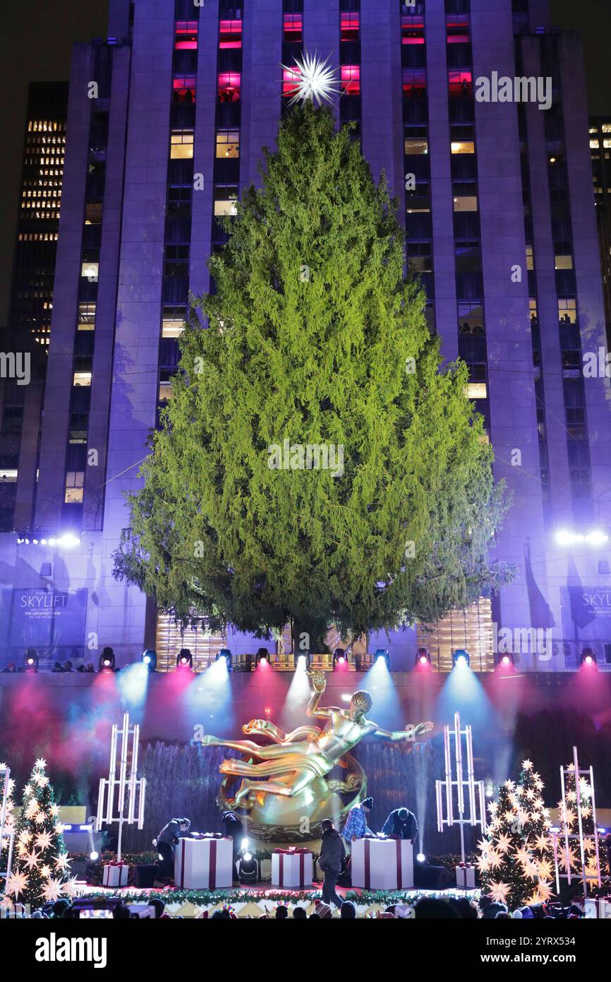 New York City. Dezember 2024. NEW YORK, NEW YORK - 04. DEZEMBER: Prominente und Gäste bewundern den glitzernden Weihnachtsbaum im Rockefeller Center 2024 bei der Rockefeller Center Tree Lighting Zeremonie am 4. Dezember 2024 in New York City. Die legendäre Veranstaltung läutet die Weihnachtszeit mit Pracht und festlichem Flair ein. (Vermerk: Giada Papini Rampelotto/EuropaNewswire)/dpa/Alamy Live News Stockfoto